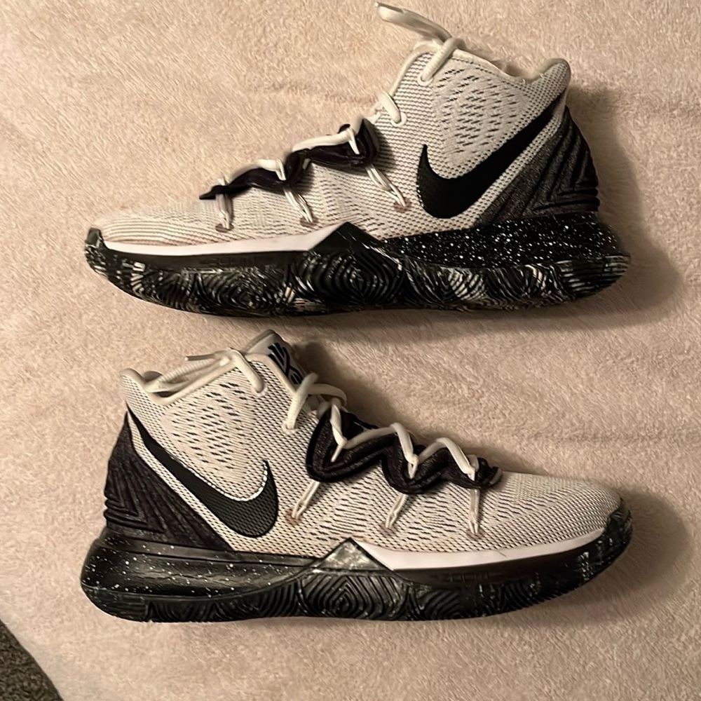 Kyrie 5. Only worn a handful of times. The  color is cookies n cream .,